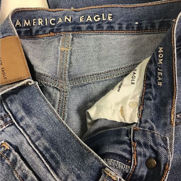 American Eagle Mom Jeans Busted Knee & Chewed Hem Jeans Size 6 - Picture 10 of 12